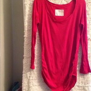 M red long sleeved top
